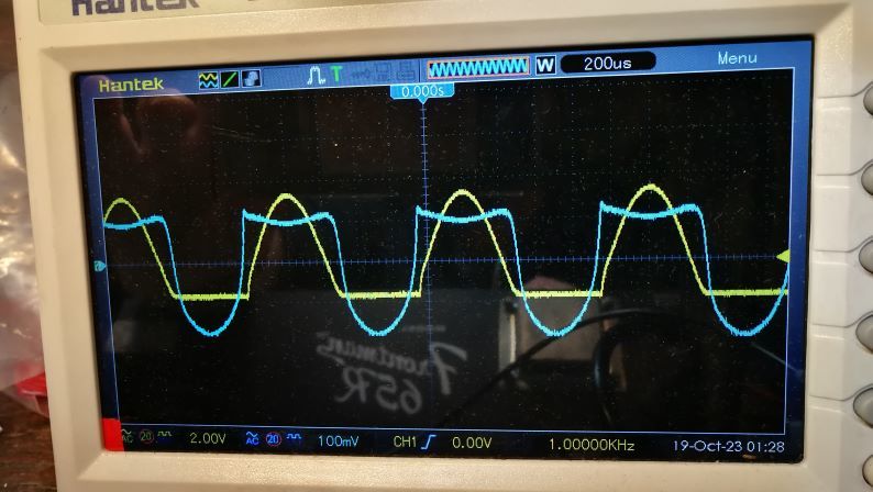 Distorted signal (yellow=speaker, blue=pin1 on U7)